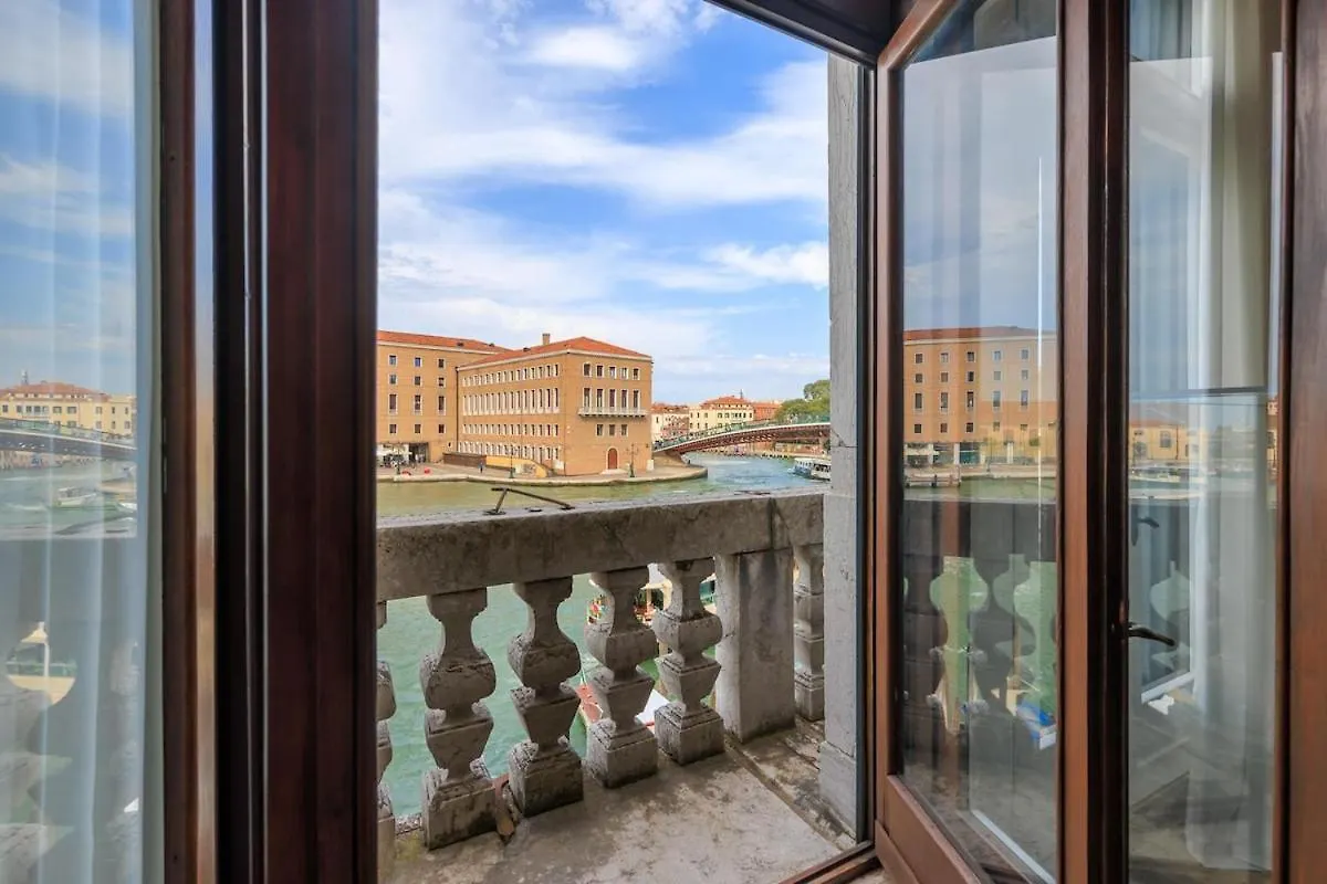 Luxury Calatrava - Apartment In Venetian Palazzo 0*, Venice
